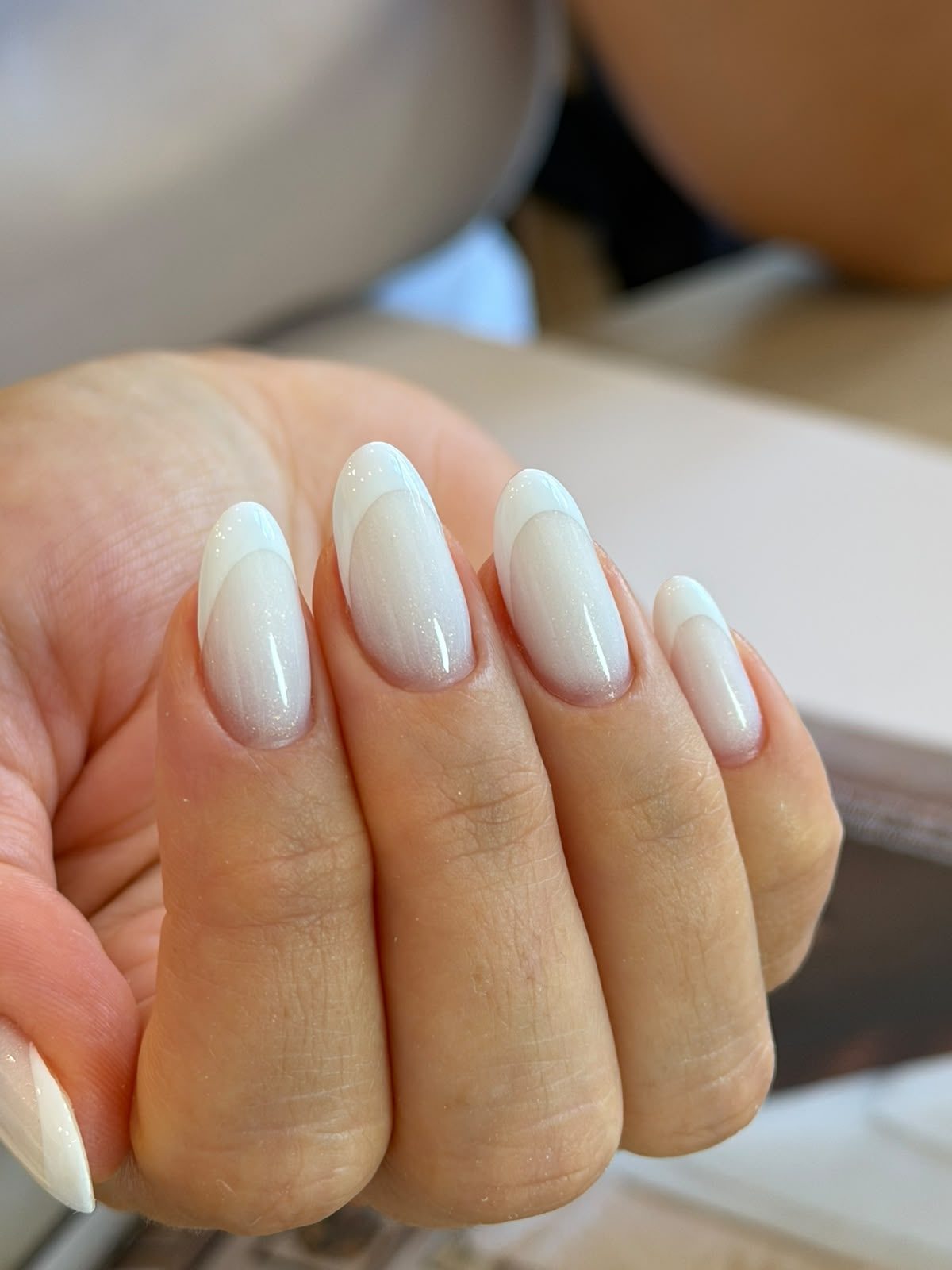 Diseño artístico de uñas realizado a mano en Oviedo