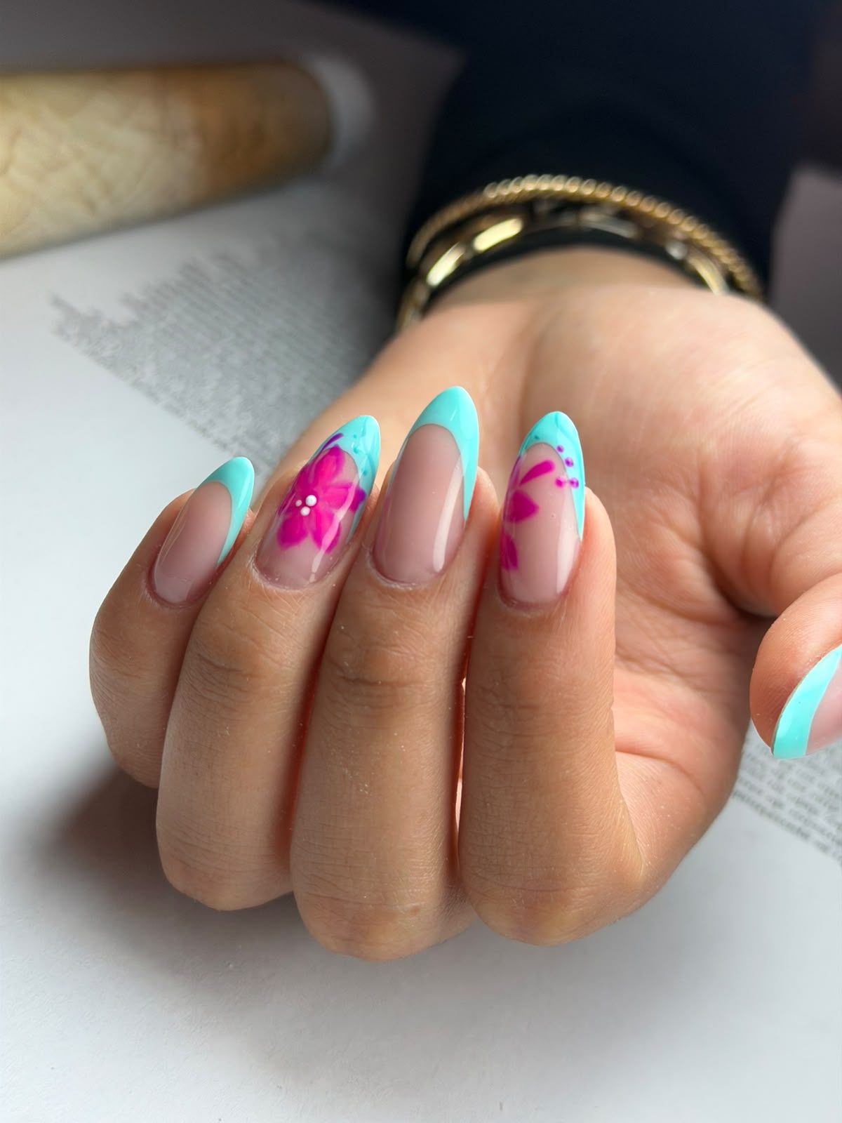 Nail art con degradado y efectos, realizado en Oviedo por Arte y Miradas