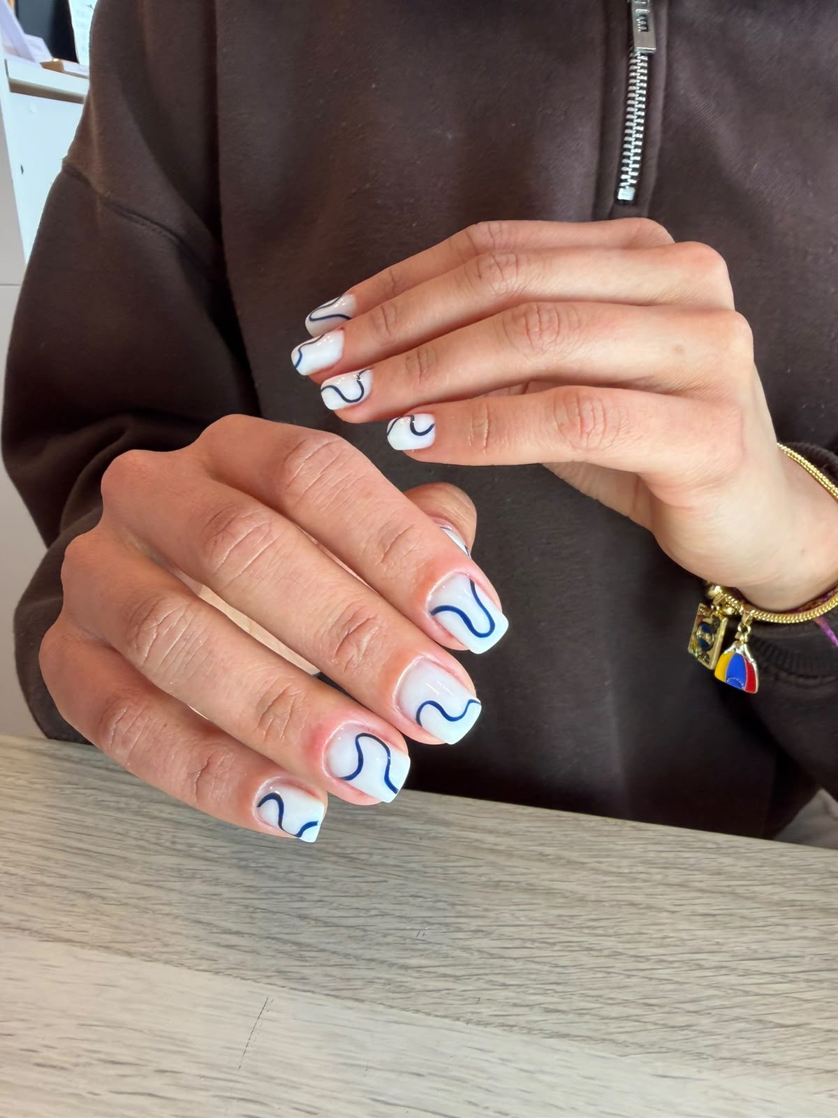 Acabado brillante y duradero de manicura en Arte y Miradas Oviedo
