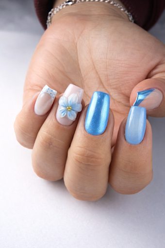 Uñas azul cromado con flor 3D en blanco y azul, acabado metalizado — Arte y Miradas
