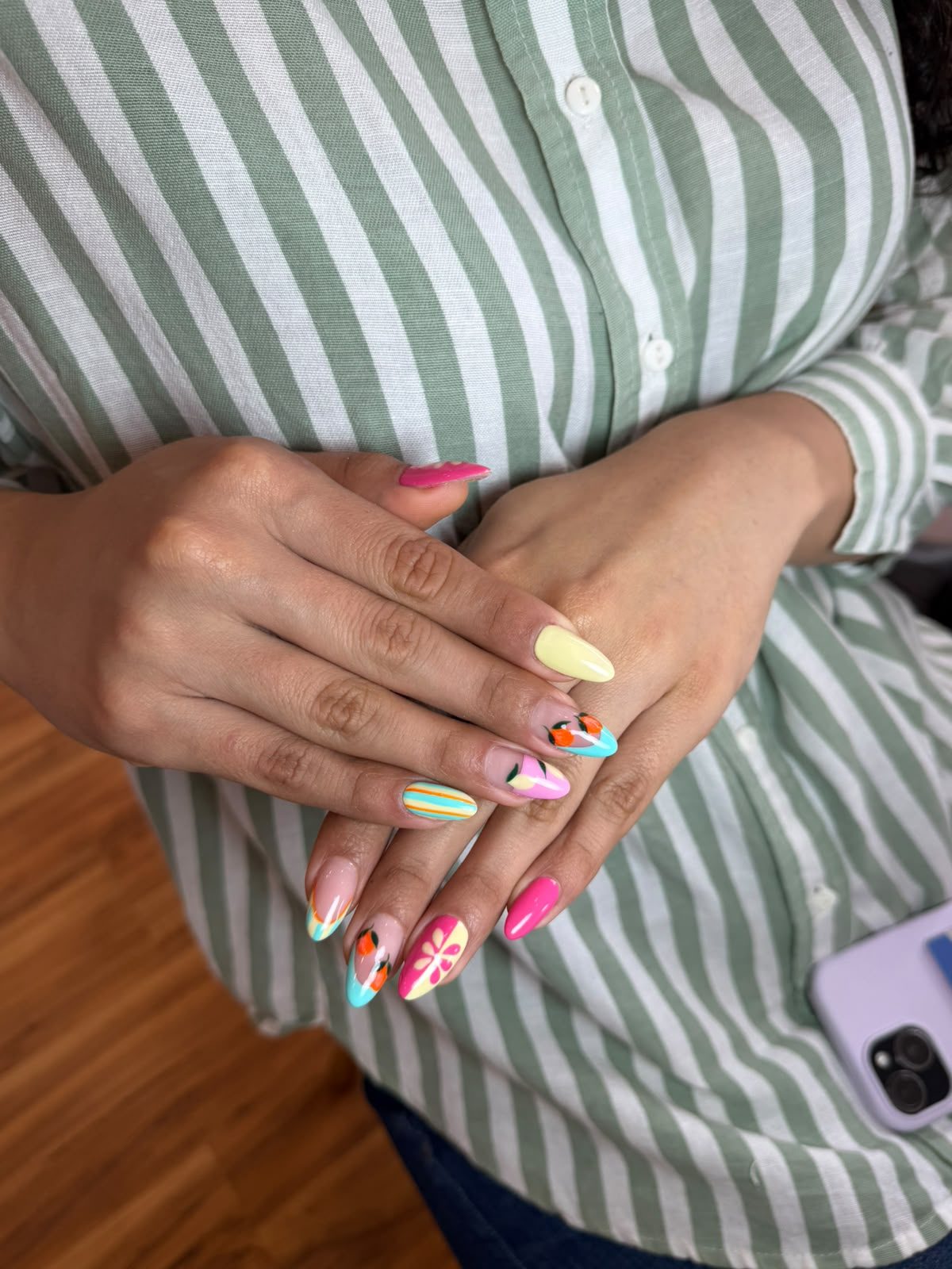 Manicura minimalista con base natural en Arte y Miradas, Oviedo