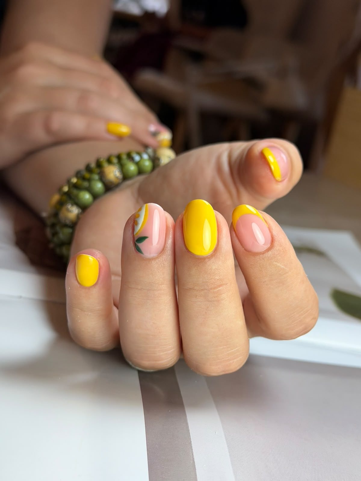 Trabajo detallado de nail art estacional en Arte y Miradas Oviedo