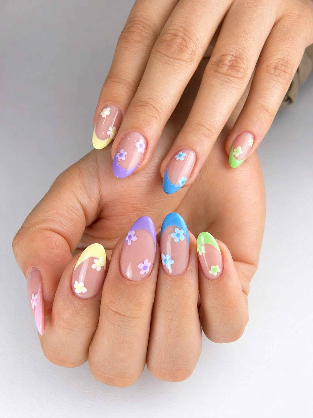 Manicura profesional realizada en Arte y Miradas, salón de estética en Oviedo