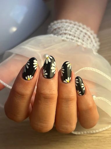 Uñas negras con margaritas pintadas a mano, diseño floral — nail art Oviedo