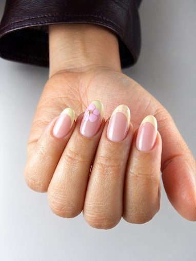 Francesa pastel amarillo limón con flor decorativa rosa — nail art Arte y Miradas