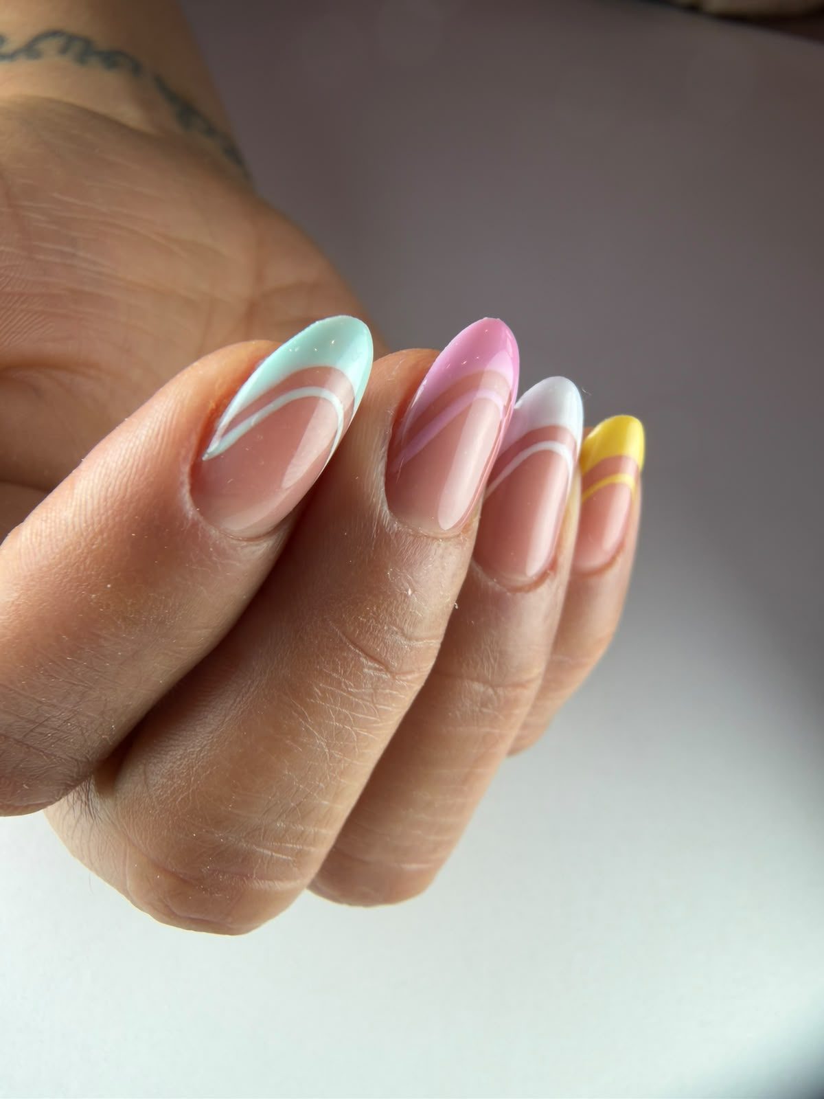 Detalle profesional de uñas realizadas en el salón de Oviedo