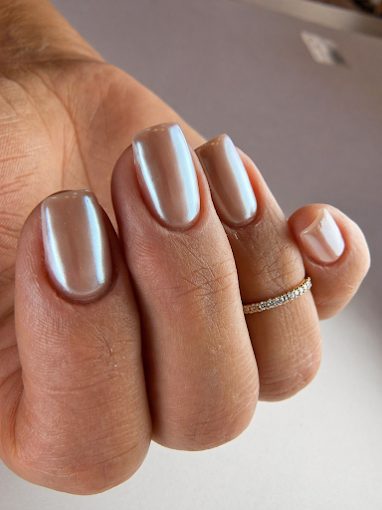 Manicura efecto perla cromado en tonos nude, acabado natural — Arte y Miradas Oviedo
