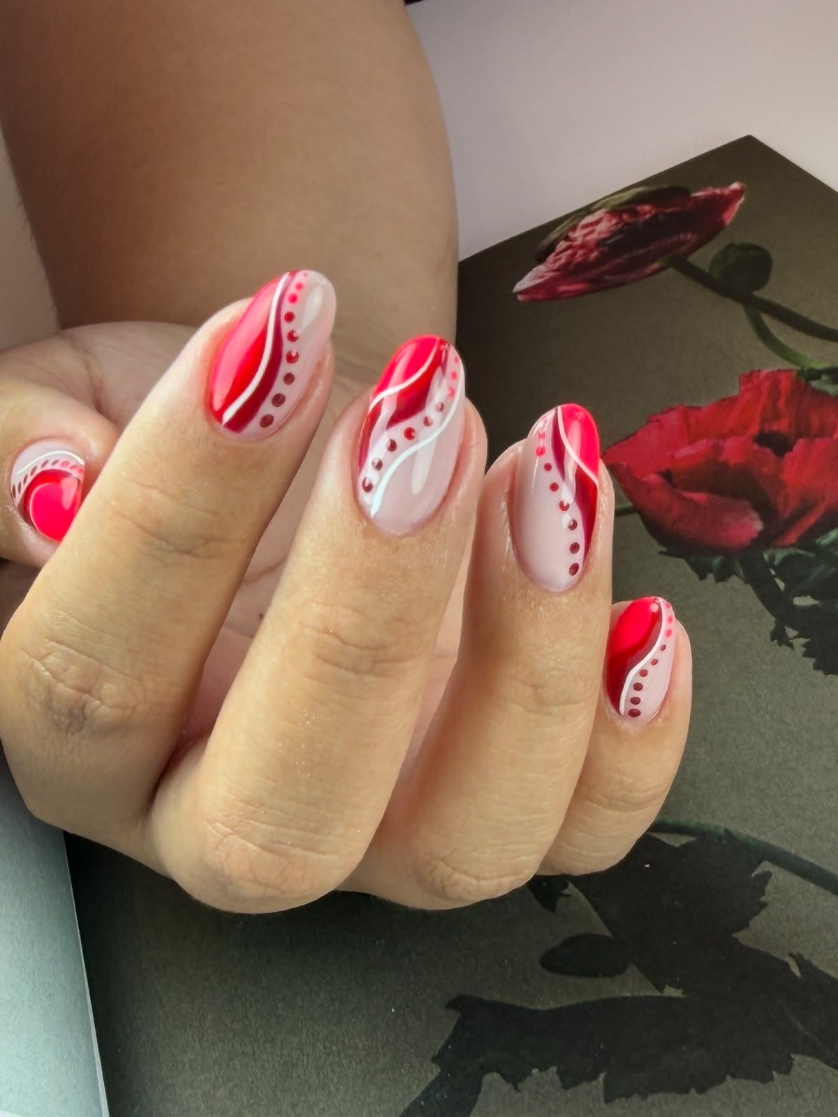 Manicura elegante con acabado satinado — Arte y Miradas Oviedo