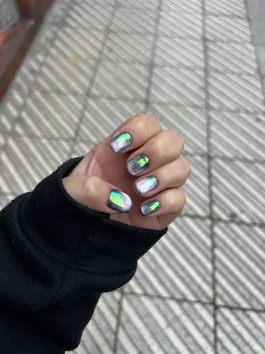 Manicura holográfica verde y plata con efecto espejo — Arte y Miradas Oviedo