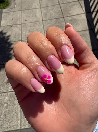 Francesa rosa con flor 3D fucsia, diseño romántico — manicura en Oviedo