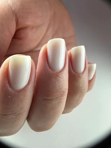 Manicura blanca natural con acabado satinado, estilo minimalista — salón en Oviedo